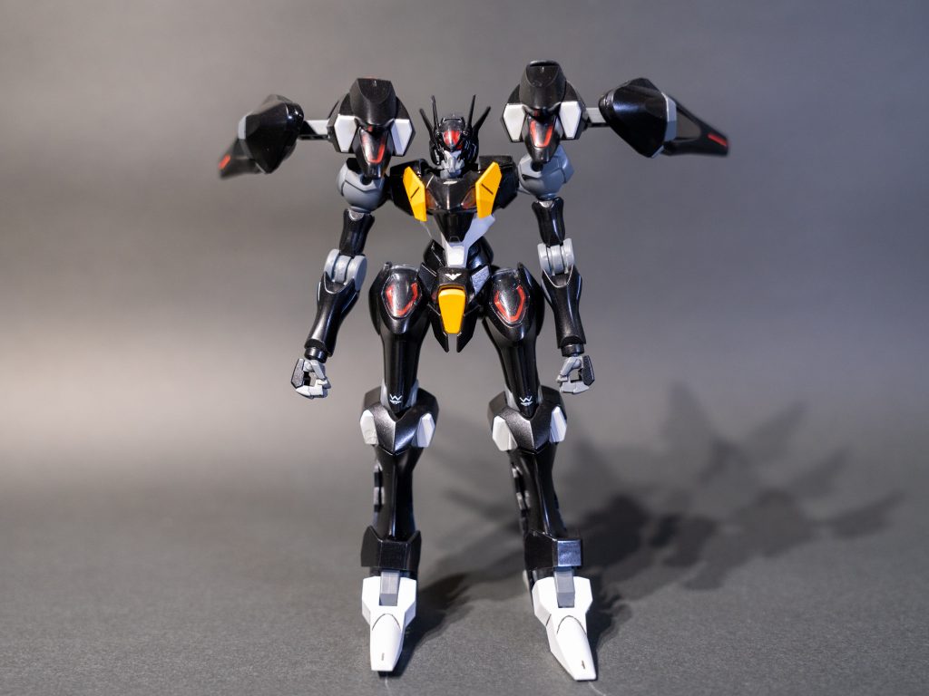 ファラクトは成形色では暗めのパープルという感じの色味ですが、今回は光沢のある黒で塗ってみました