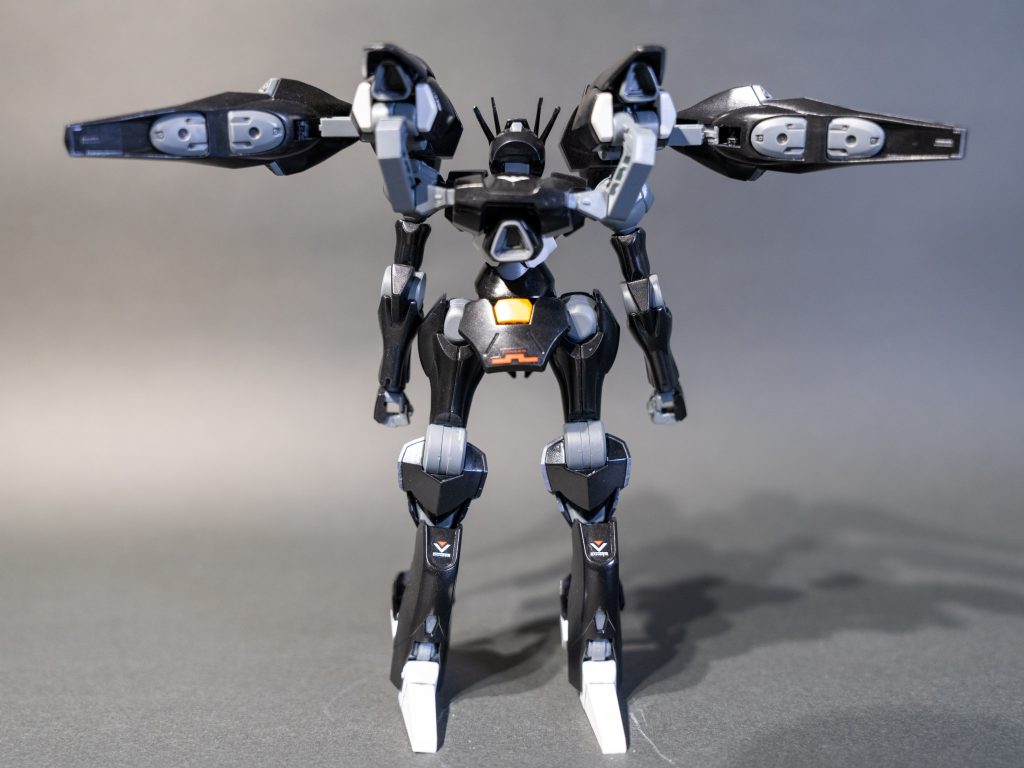前進ほぼ黒なのでスミ入れはほんの少しだけ。ガンダムマーカーエアブラシシステムは、少し吹いてはペン先カチャカチャ、少し吹いてはペン先カチャカチャ....結構大変でした。イージーペインターにすることで、連続塗装時間が長くなり、多少楽になりました。最後にポーズ取らせてみました。