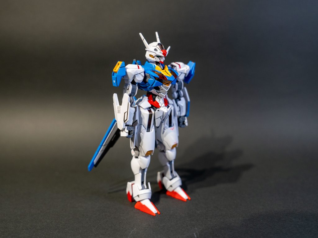 今回は水転写式デカールにも手を出してみました。作業量の割に見栄えが大きく変わるので中々楽しい作業でした。撮影の途中で気づきましたが、エアリアルの右脚に貼ったはずのデカールがはがれていました...どこいったんや...