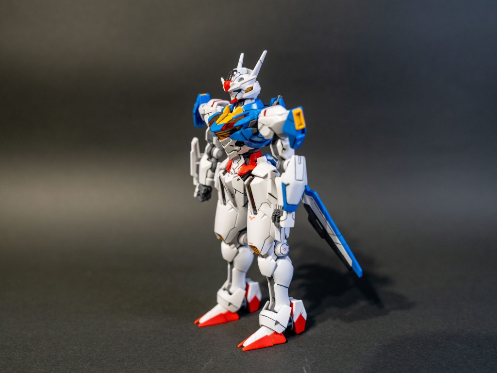 肩の赤いラインは、ガンダムマーカー : ロイヤルメタレッドを使っています。キットの説明書通りではシールを貼る部分ですが、せっかくならと、マスキングしての塗分けに挑戦してみました。個人的には結構満足しています。