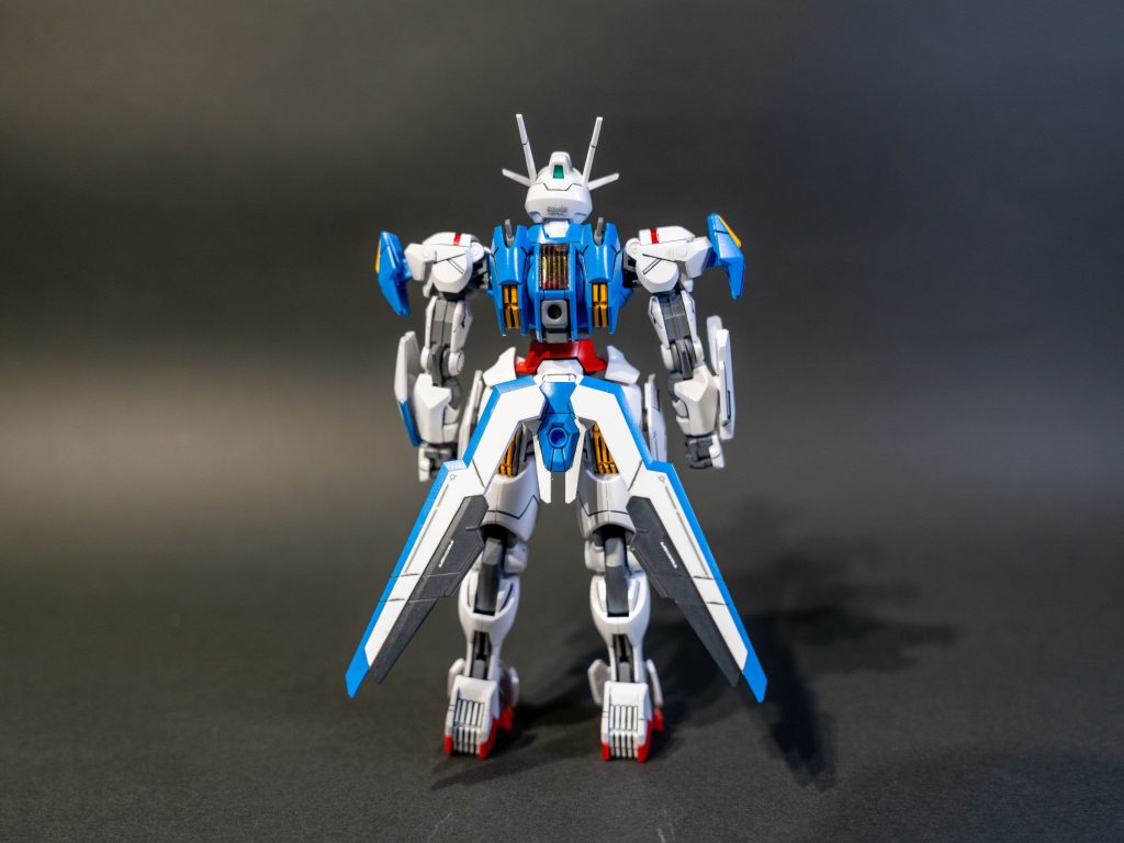 スミ入れにはタミヤのスミ入れ用エナメル塗料(ブラック)を使用しました。ダークグレイ当たりの色味でも良かったかもしれません。以下、ポーズ取らせてみました。エアリアルはプロポーションが良いので、映えるポーズが多いですね。