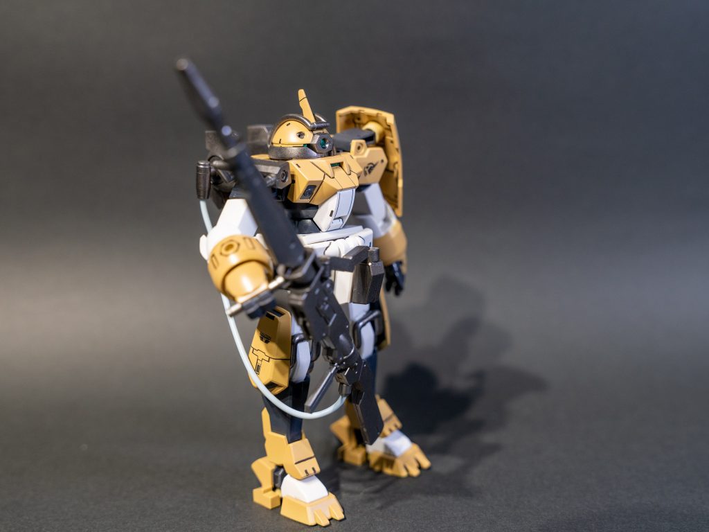 水星の魔女のMSは結構入り組んだ形のものが多いような気がしますが(特にガンダム系)デミトレーナーはシンプルな作りをしています。作りがシンプルな分、アレンジの余地が大きく、各種アレンジの練習にはちょうど良いのではないかと思いました。