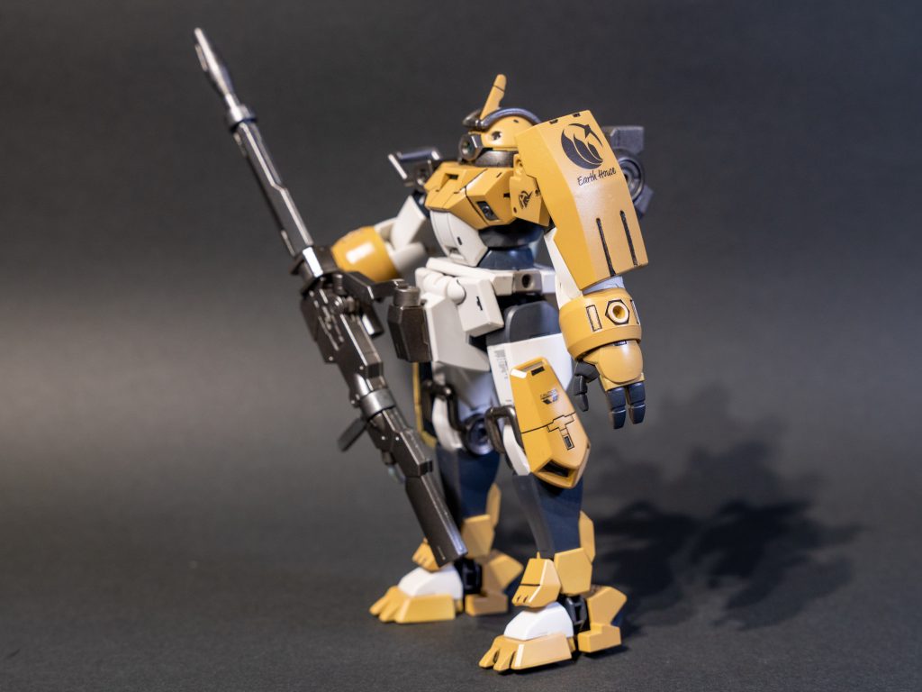 前作から何かしら進歩が欲しかったので、ゲート処理、パーティングライン処理に力を入れました。そして、水転写式デカールにも挑戦。個人的な一番のお気に入りポイントは、左肩の装甲の地球寮マークです。