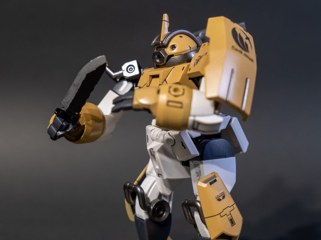 チュチュ専用デミトレーナーと言えば、でかい銃を持っているイメージです。前回銃を使ったポージングはある程度試してみたので、今回は近接戦デミトレーナーのポージングを試してみました。片方にナイフ、もう片方の手はパー。これだけで結構、近接戦っぽさを出せたような気がします。いい発見です。