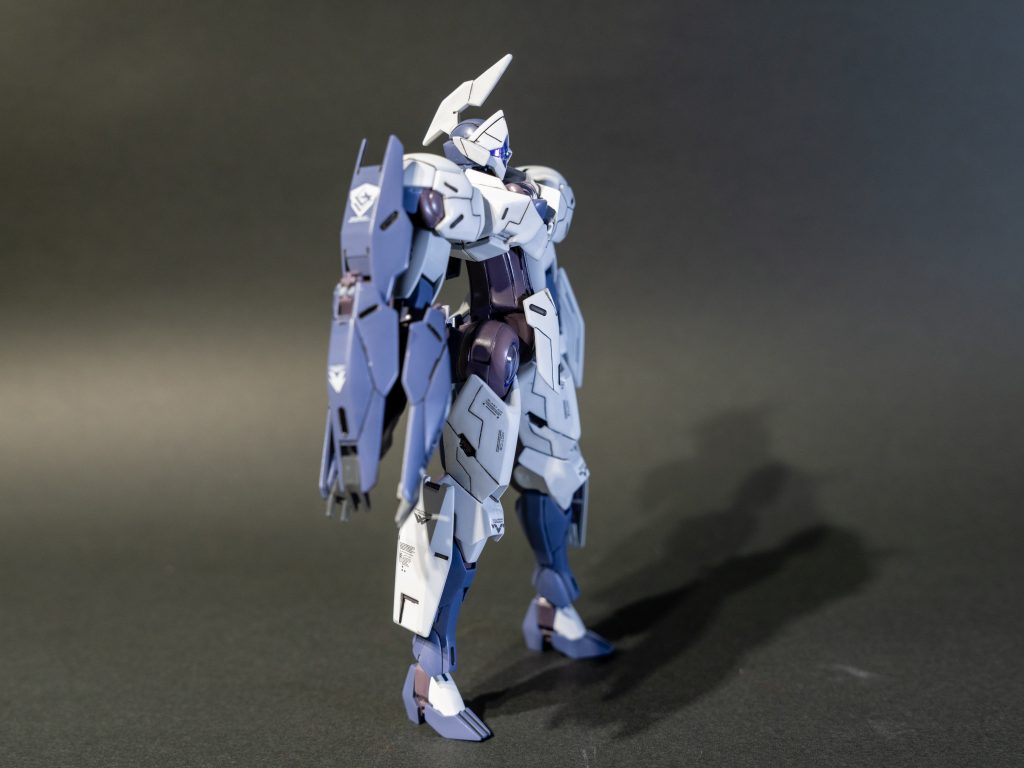 既存モールドの彫り直しと、新規モールドの追加。これだけで数日(作業時間は数時間)かかりました。しかし、その甲斐があったと思います。個人的に肩の装甲のスジボリは上手くいった印象です。