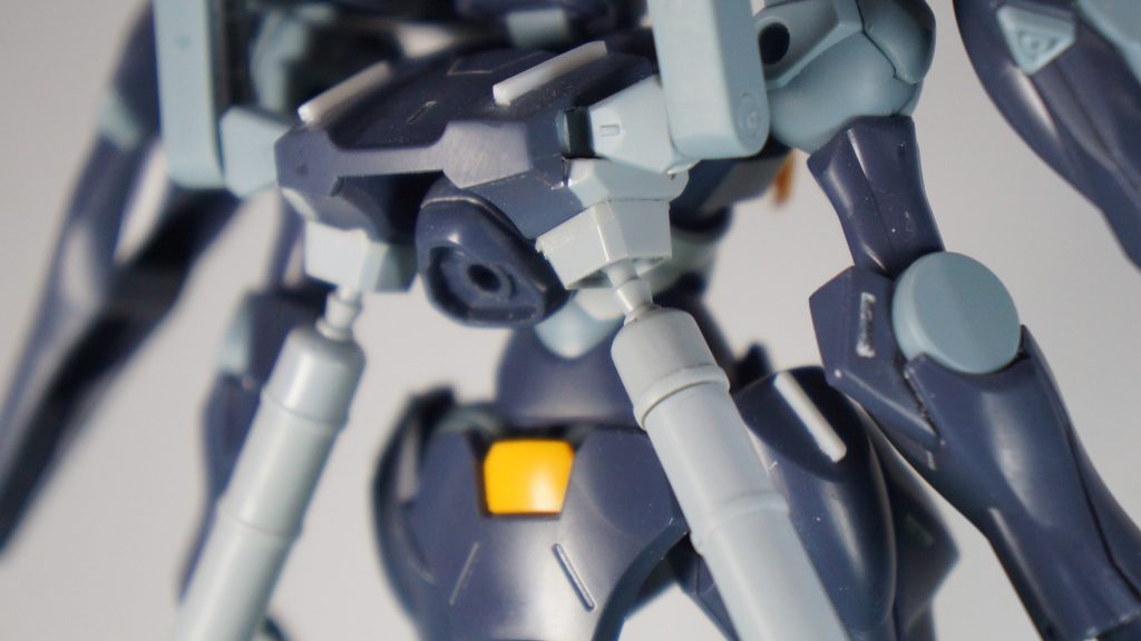 バックパック左右の下面にプロペラントタンクの基部を取り付けましたが、幅が足りなかったので、プラ板を足して2㎜ほど拡幅しました。