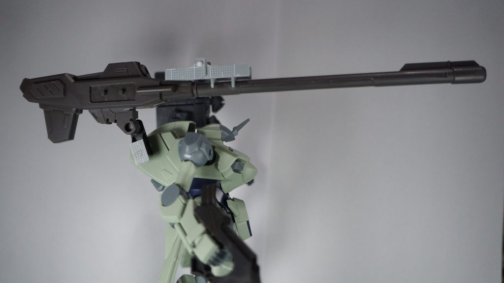 折り畳み式キャノンの改造です。ドッペルホルン連装無反動砲の砲身を切断し、半円をくり抜いたプラ板を立てて支柱として、ヒンジとなるプラ板を固定しています。可動部は3㎜プラパイプと2㎜プラ棒です。本体側の固定はL字プラ板を使っています。（見えてませんが）バックパックとの接続はアクションベースのちょうど良さげなパーツに4㎜プラ棒を突き刺して使いました。