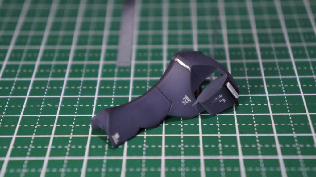 各所の発光部分はメタリックテープを貼り付けた上にガイアノーツのエナメル 蛍光ブルーを塗りましたが、テープの下に塗料が流れこんだりとなかなかうまくいきませんでした。また、こういう塗装に使う場合、速乾のエナメル溶剤がある方が楽なのかなと感じました。