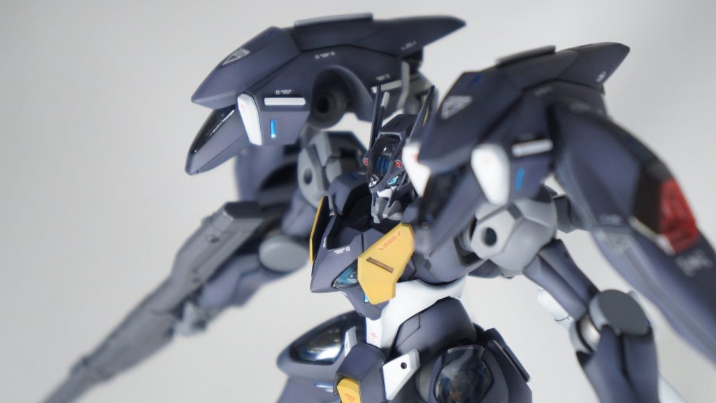 白バック、アップ折角パーメットスコア6なので、ガンビットを飛ばさねば…と思ったのですが、説明書をちゃんと見ずにコラキを組み、こんな緩い嵌め方ではすぐ取れてしまうよな、と…接着してしまいました。アニメ第6話を見返していて気づきました…コラキって2つに分離するのね…。ということで、コラキは飛びません。