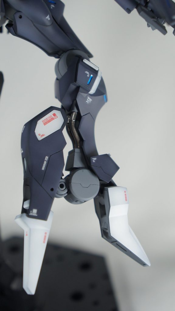 ふくらはぎの塗り分けは個人的にはうまくいったなとお気に入りのポイントです。外装は黒サフの上にガイアノーツ エヴァダークグレーを塗りました。フレームはメカサフ ライトです。また、脚部内部の動力パイプはスターブライトジュラルミンで塗装しています。