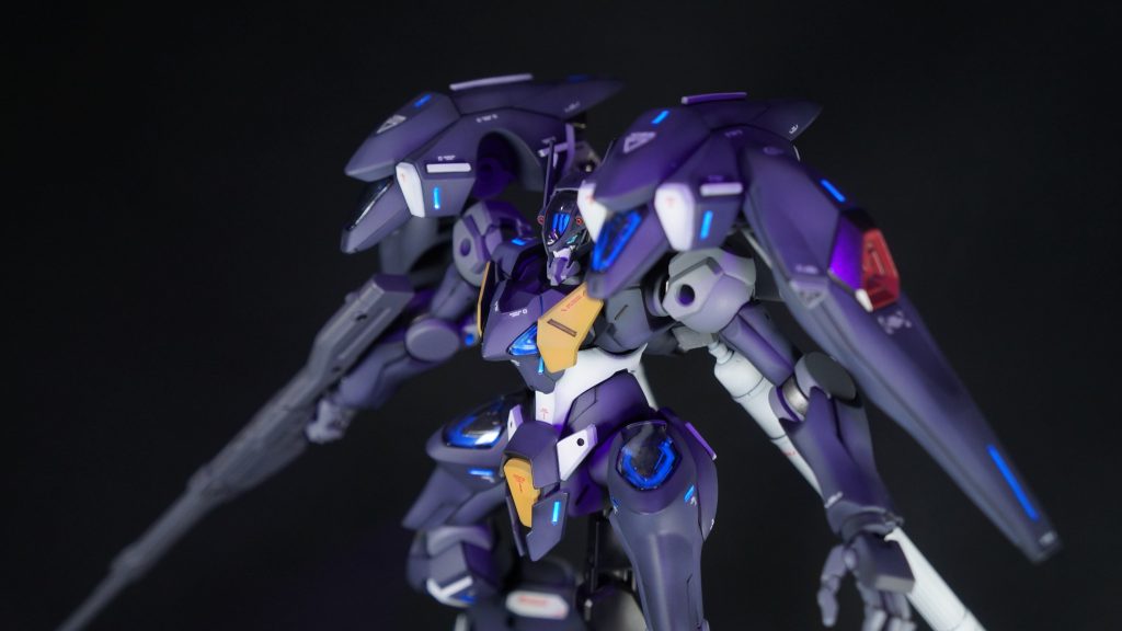 各所に0.8㎜のスジボリを彫り込み、青色の蛍光塗料で光るようにしました。UVライトを当てながらの撮影はなかなか大変でしたが、やっぱり光るとかっこいいですね。