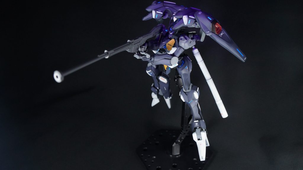 射撃ポーズ（正面）今回は1㎜プラ角棒を用いたディテールアップにもトライしました。各所に角棒を貼り付けて、白く塗り分けています。簡単なディテールアップですが、効果的に情報量を増やせる方法かなと思います。