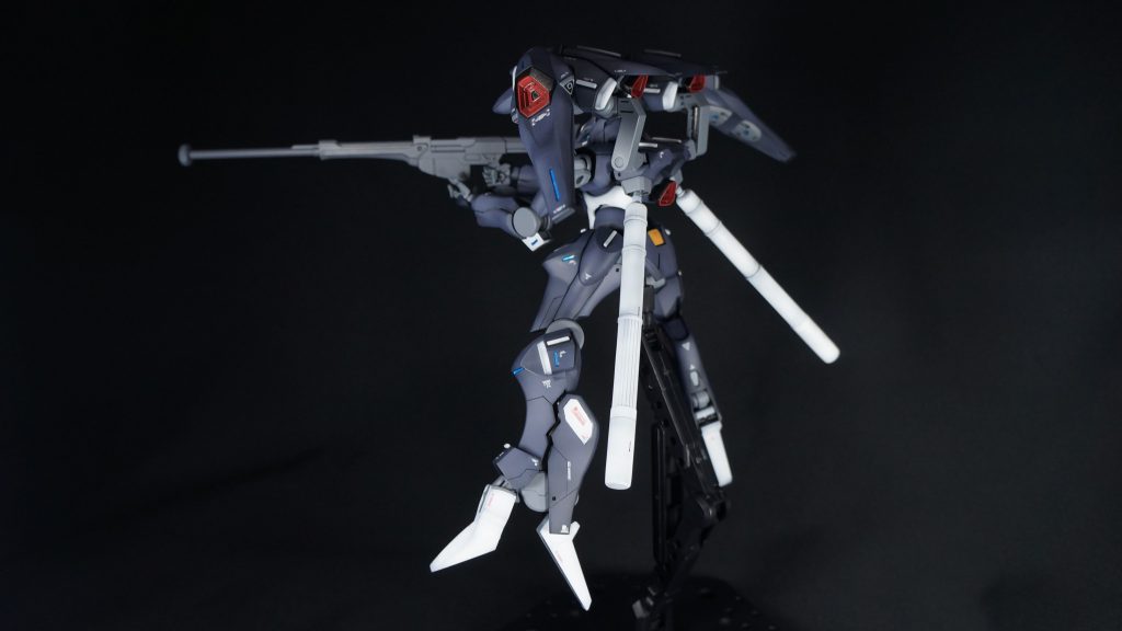 射撃ポーズ（背面）ブースターユニットで肩部にボリュームありますが、下部があっさりしていたので、ビルダーズパーツのプロペラントタンクを追加しました。高機動な機体にはプロペラントタンクがよく似合います。