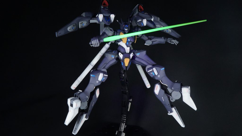 ビームサーベル装備サーベルもUVライトで光るので、いい感じの写真が撮れます。また、脚を開くと異形さが増しますが、なかなかかっこいいですね。