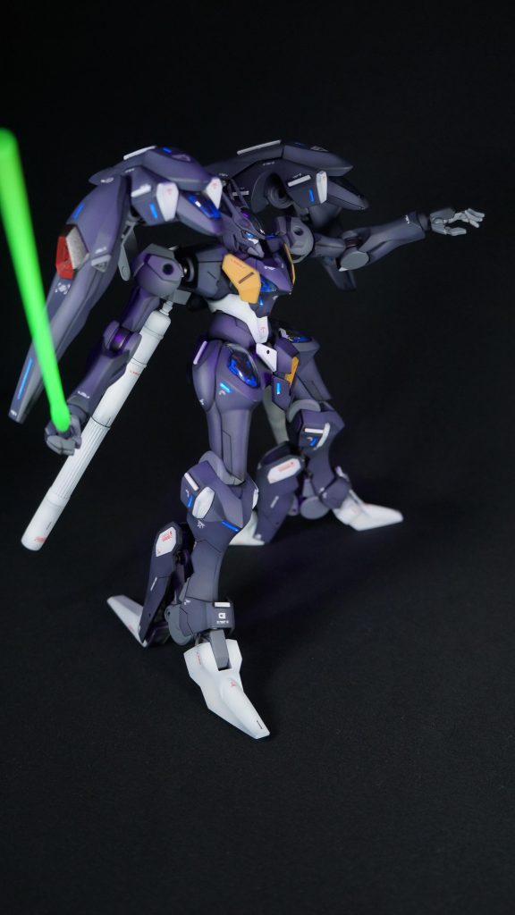 ビームサーベル装備、立ちポーズ（斜め前）