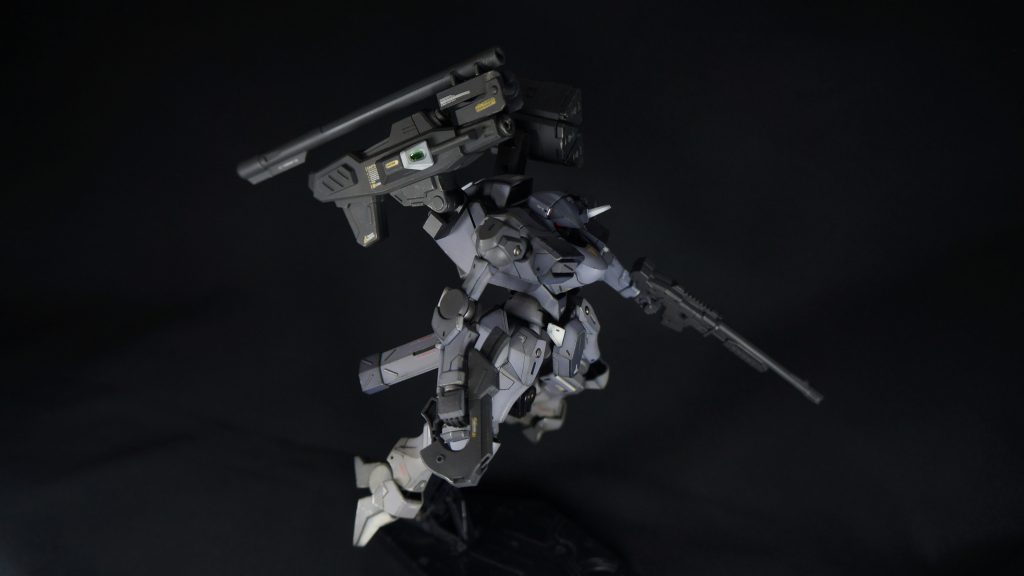 背面のベクタードブースターをキャノンとミサイルランチャーに換装しました。行き場を失ったベクタードブースターには太もも外側に移っていただきました。3㎜穴をあけて、ランナーで接続するだけのお手軽改造です。ミサイルランチャーはコトブキヤのM.S.G.ウェポンユニット04 マルチミサイルを使いました。接続はビルドファイターズのバトルアームアームズのものです。