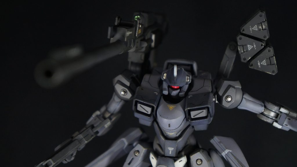 正面アップファラクトのときは放置しましたが、今回は肩と太ももの3㎜穴にはプラ棒でディテールを追加しています。3㎜プラパイプと2㎜プラ棒で作った簡単なものですが、シルバーでキラッとするので、アクセントになってよかったかなと。