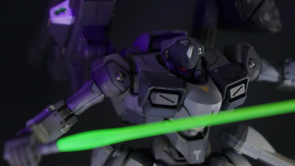 ビームサーベル装備　アップ頭部のオレンジのバイザーはない方がかっこいいかも、とつけておりません。決して面倒でつけていないわけではありませんので、あしからず。センサー部は蛍光レッドで塗装したので、ブラックライトで光ります。