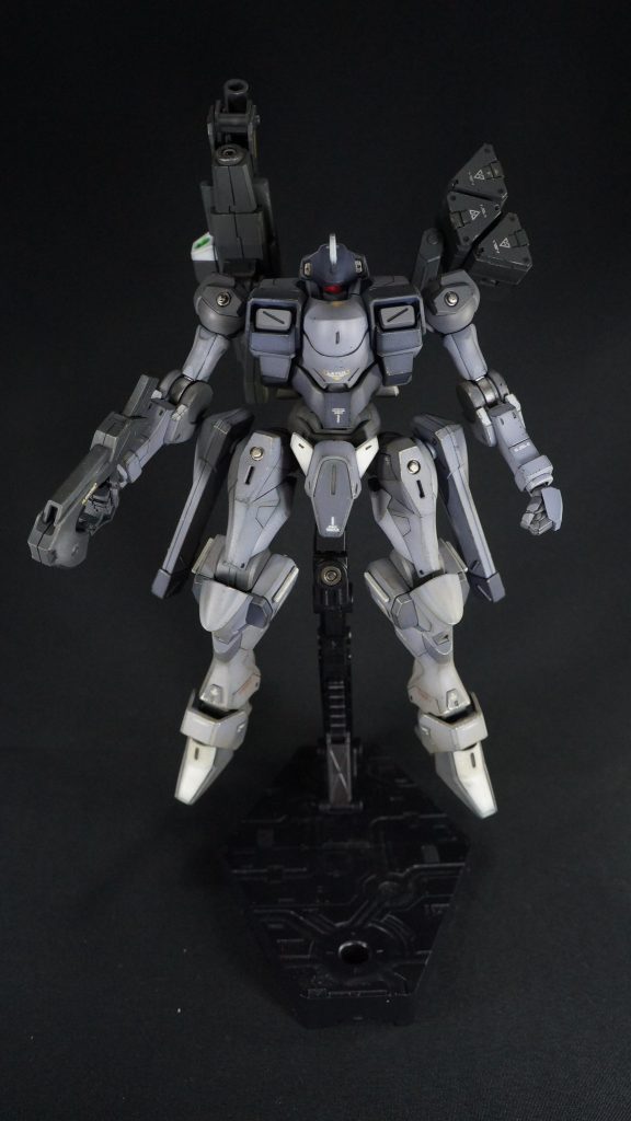 正面キャノンを取り付けた代償として、自立できません。