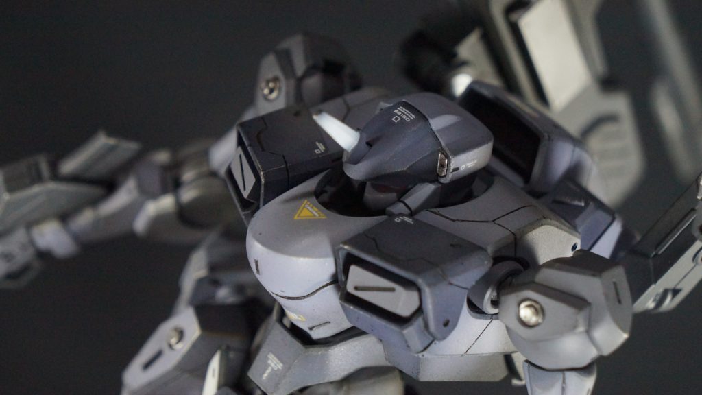 今回も各所にスジボリを追加しています。また、胸部のパーツは中心と左右で切り離して、塗り分けを簡単にできるようにしています。