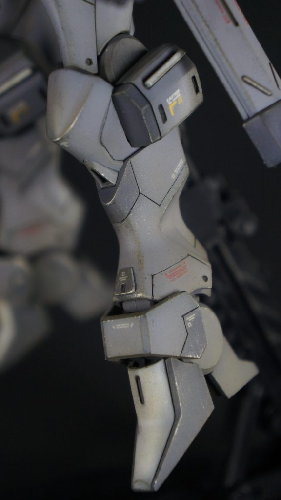 脚部はスジボリ追加、プラ板、プラ角棒貼り付けなどなど、結構ディテール増やしております。また、かなり久しぶりにウェザリングもしています。がっつりではなく、使用感が出る程度を心掛け、ブラックのスポンジチッピング、ウェザリングマスターを用いた汚し、最後にドライブラシをかけています。脚部の汚れを強め、上半身は軽めにしています。