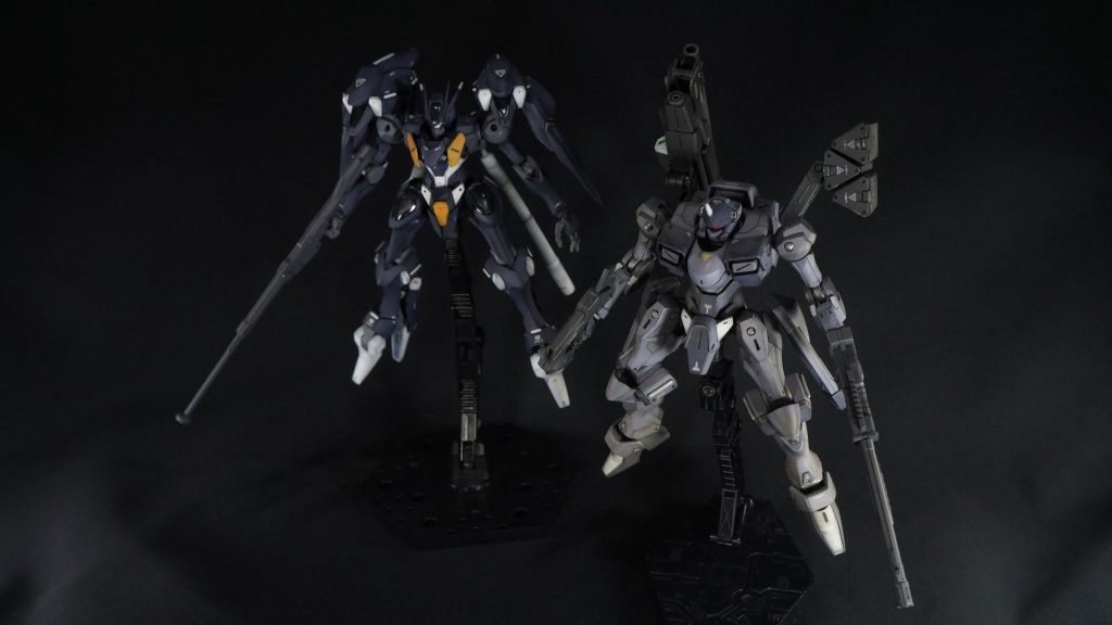 同じペイル・テクノロジーズ社製ガンダムファラクトと2ショットカラーリングも悩んだんですが、ファラクトと共通性を持たせるために同じガイアノーツ エヴァダークグレーを使いました。本体基本色はエヴァダークグレーとクールホワイトを混ぜた明るめのグレーで、本体濃い部分はエヴァダークグレーそのままです。ファラクトと同じなんですが、ウェザリングのせいか同じに見えないですね。