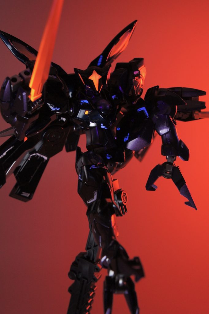 猛禽類のような全身のデザインも禍々しくて良い…。蛍光塗装や蛍光チップで、あちこちにアクセントを入れてみました。