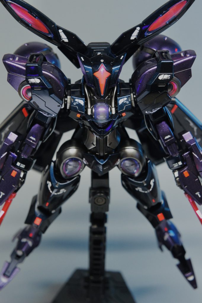 ベギルベウは異形感が魅力ですよねー。特に顔。どこが目なのかわからない、不気味なデザイン最高です!もとの白も聖属性な感じで良いですが、ダークカラーも「ガンダムを狩るもの」って感じで良いのではと。プリズムブルーブラックが良い仕事してくれました。