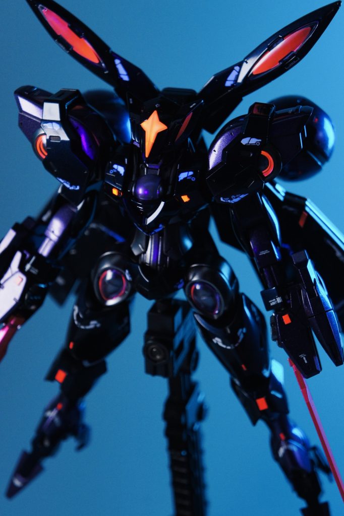 アシタのデカールを初めて使ってみました。バランスを考えて貼るのがパズルのようで難しい!今回使ったのはブラックライトで青白く光ります。