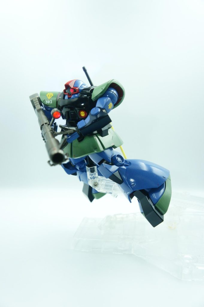 モノアイはキットそのまま。バズーカのスクープにHアイズを埋め込んでいます。