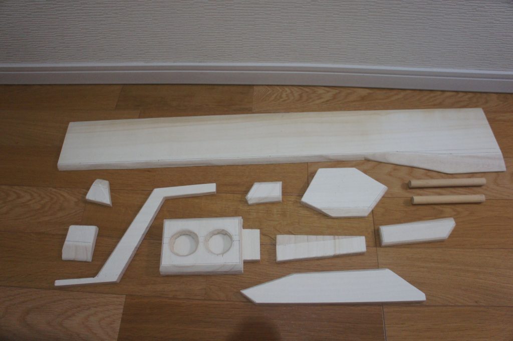 桐の板から部品を切り出して穴をあけたり削ったり。柔らかい木なので楽勝です。