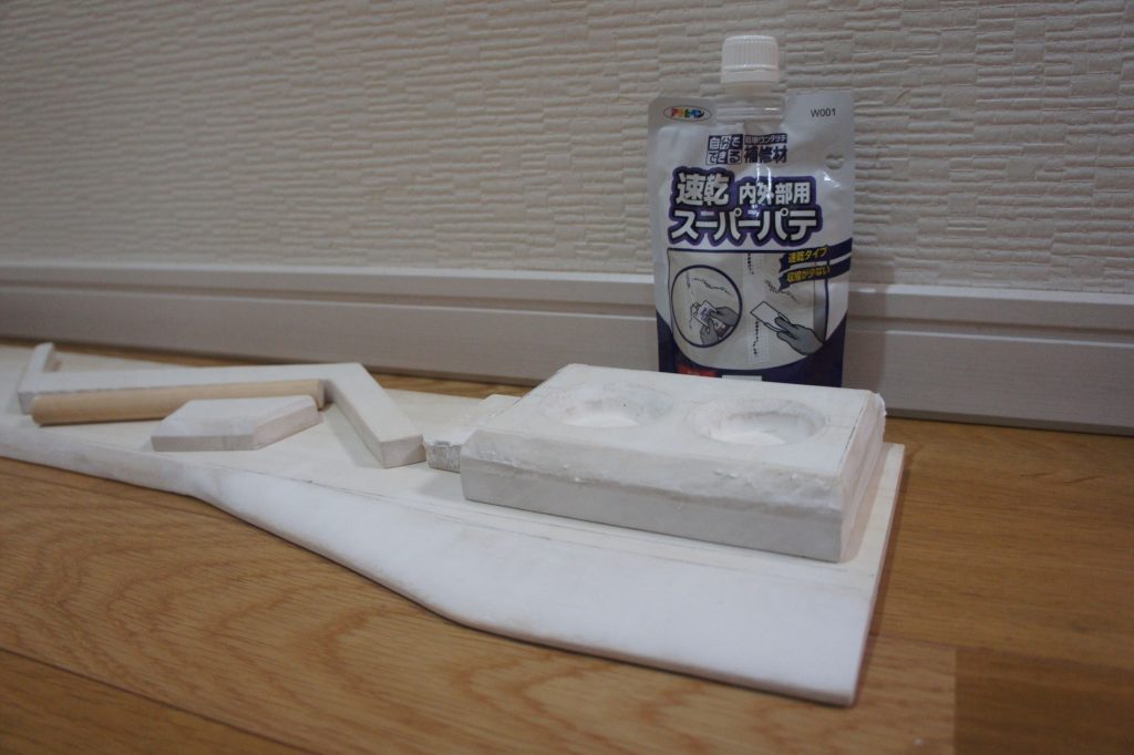 パテも木工用で乾燥も早くサクサク削れるので作業の進みも早いです。表面もある程度パテで均しています。