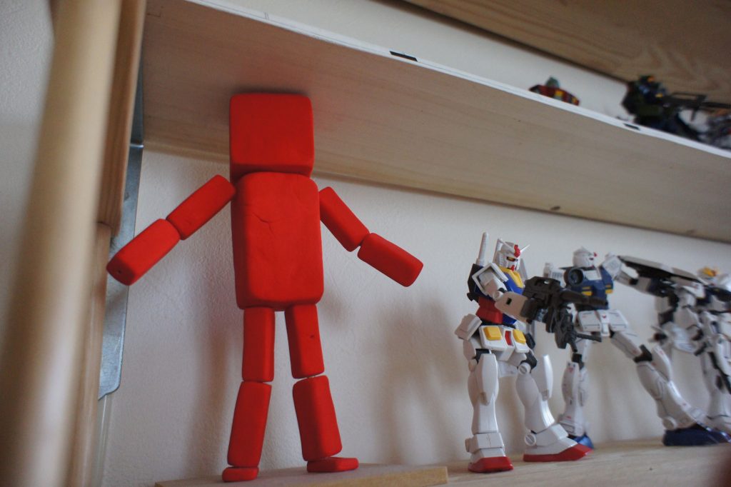 謎の巨大モビルスーツ(?)が片棒を担いでいます。