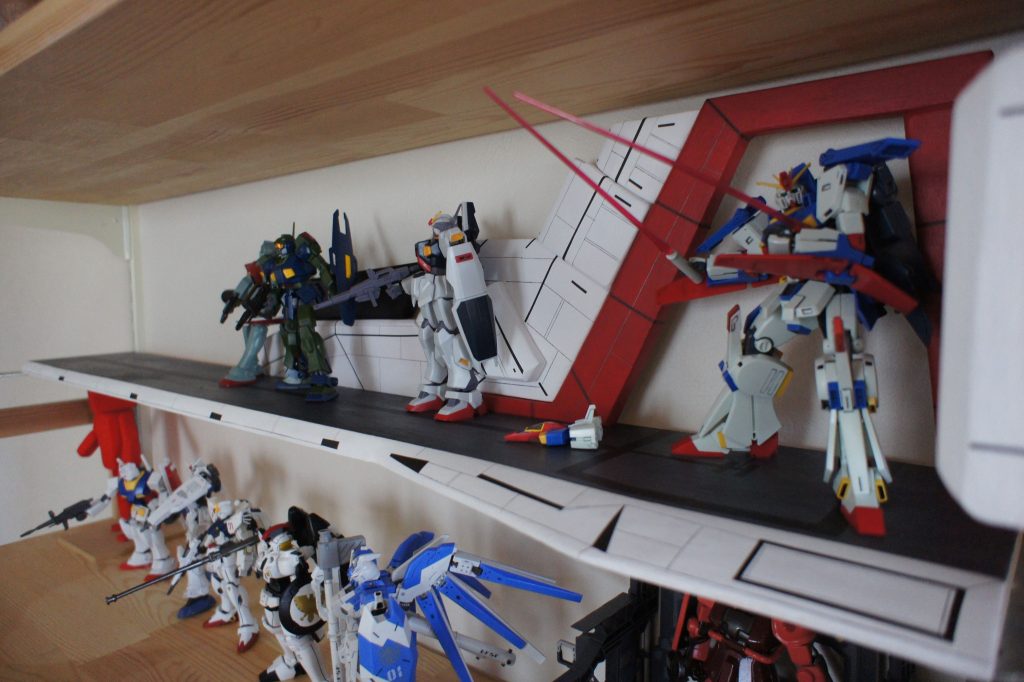 スジボリっぽく見えるのはシャーペンで黒い太い部分はダイソーで買った結露防止テープで表現しています。