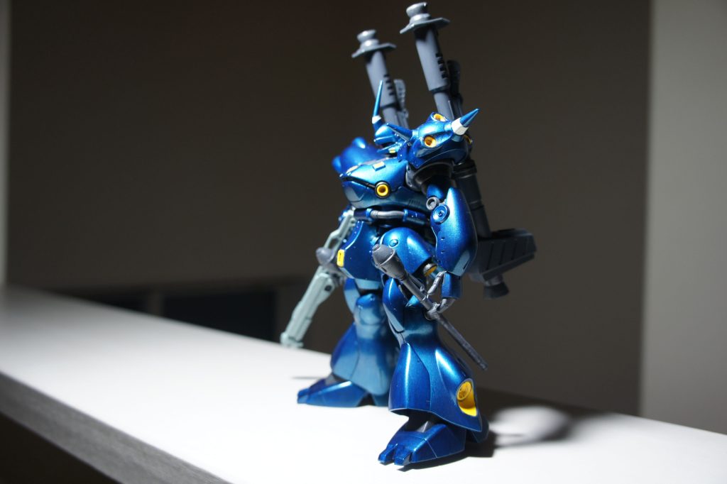 メインをメタリック塗装にしたので、バズーカなどは少し暗めの色にしてコントラストを上げてメリハリをつけています。