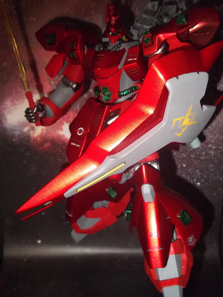 盾はアムロに対抗し鷲のマークに。