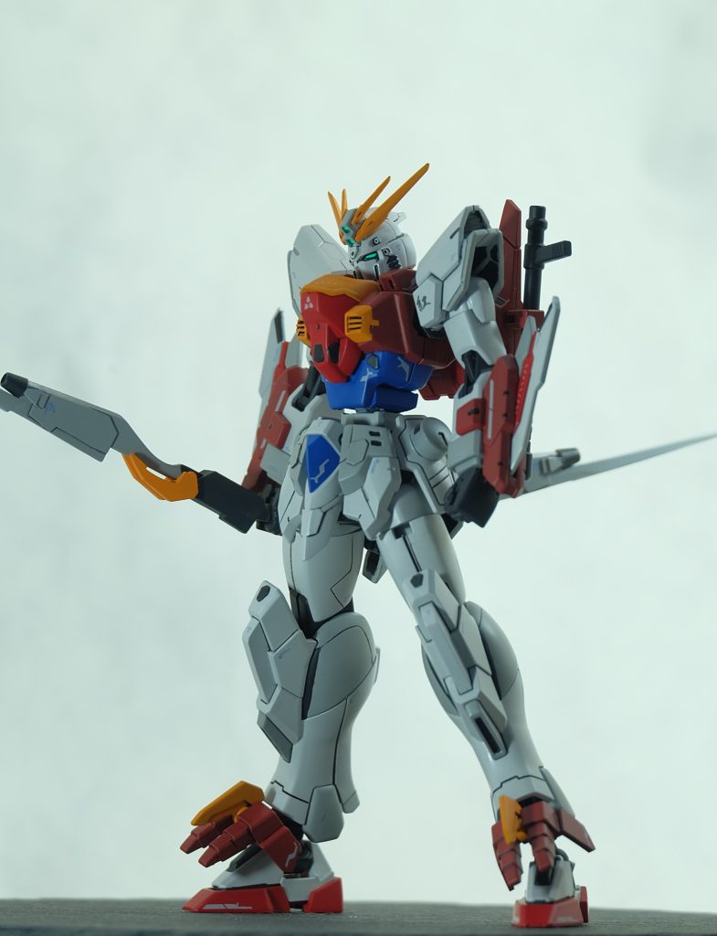 太もも、腰を延長、足はクアンタのものに変更し、小型化、胸部、腰回り、肩アーマーは小型化し、全体的にすっきりしたプロポーションになるように変更しました。全体にスジボリとプラ板でディテールを追加し、追加武装のブレイジングアローをオリジナルで制作しました。