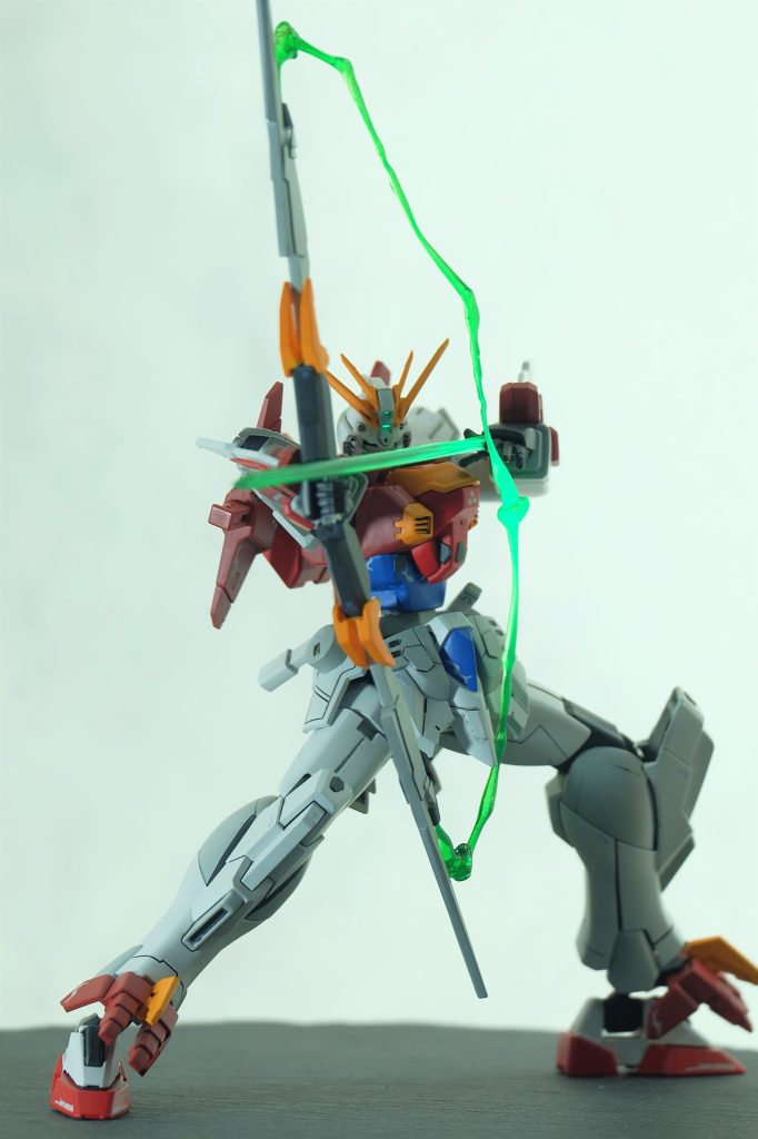 見敵必中、ブレイジングアロー!ゴッドガンダムの兄弟機という設定は踏襲しつつ、せっかくなのでライジング要素を少し取り入れ、オリジナル武装を追加。イメージ的にはシャイニングフィンガーソードが遠距離から飛んでくる反則兵器