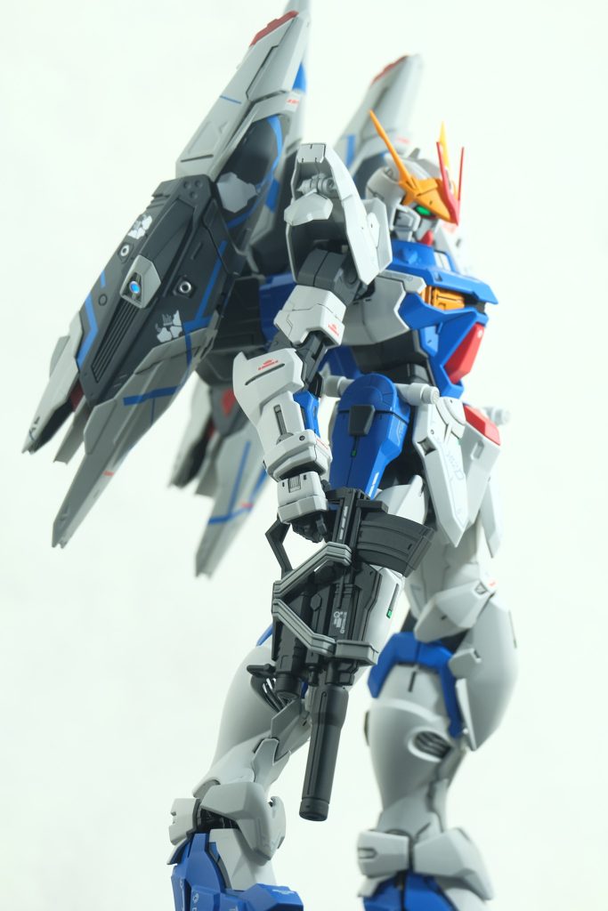 ストライクとアストレイを足して2で割った感じのデザイン。後ろから見ると良く分かりますね。