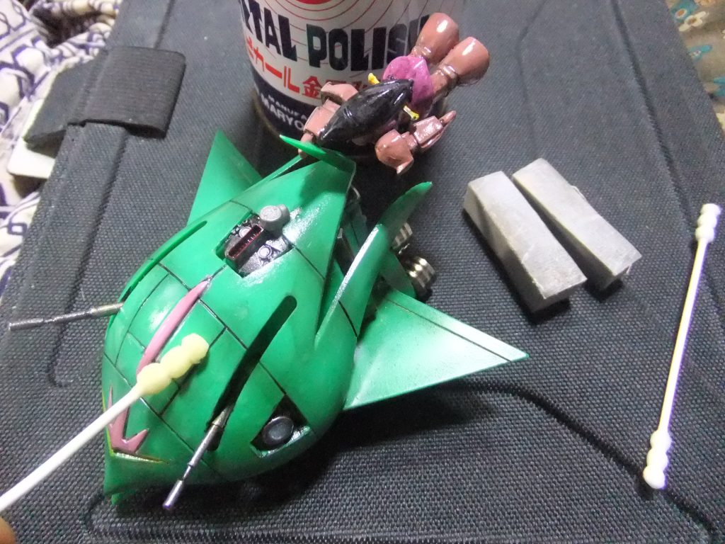 こちらは金属磨きの「ピカール」と神やすり1000番を合わせての研ぎ出し作業!とサイドオリジナルモールドの削り残しを修正しています😅