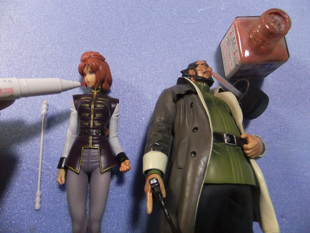 ピンポイントの差し色はマリーダさんはリアルタッチマーカーのピンク1,ジンネマンはタミヤエナメルのピンクブラウンをウォッシングしています。