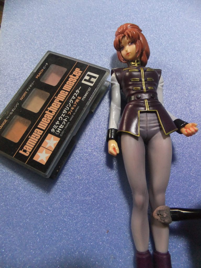 こちらはタイツの透け感表現にウェザリングマスターのピーチを擦り付けています。施工後剥がれ防止と半ツヤコート効果期待でスムースパールコートを吹きつけています。