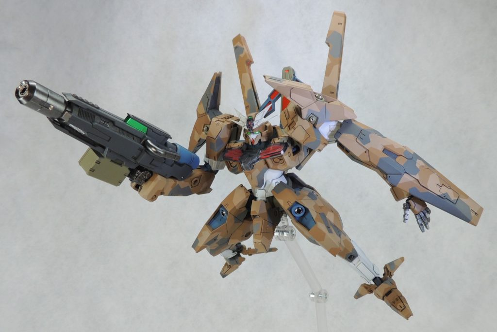 ガンダム・ルブリス・ソーン単体でもディスプレイ可能。頭部アンテナをシャープ化し、全身にスジ彫りやプラ材貼付によるディティールを追加。関節やフレームに使用したミディアム・ブルーは、ガンダム・ルブリス・ウルのアーマー色に採用。