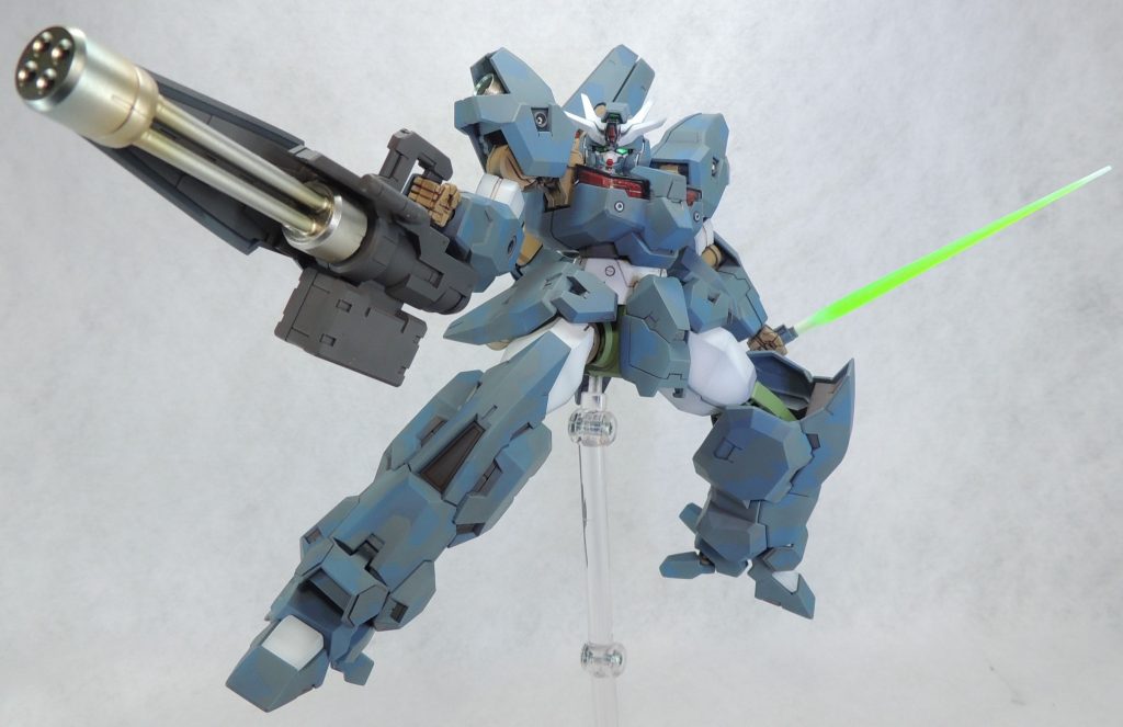ガンダム・ルブリス・ウル単体でもディスプレイ可能。アーマー類はブルーグレーとミディアムブルーの2色を使用し、ハイキューパーツ製のスプリンター迷彩用マスキングシールで塗り分けました。好みでミリタリー色強めに仕上げています。