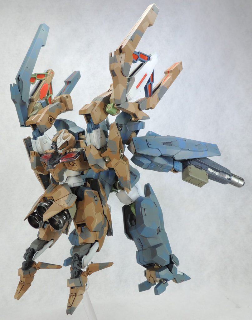 両者の接続は、3㎜Φのランナーです。ガンダム・ルブリス・ソーンは下半身を180度回転させ、バンザイのポーズに変更。