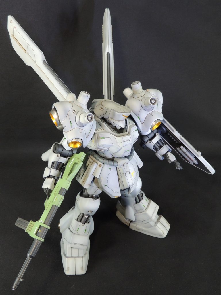 初号機がフィフス・ルナでの戦闘で大破し、ロンド・ベル隊に鹵獲された後、Hi-νガンダムにサイコ・フレームを使用されたことにヒントを得て、機体アーマーの継ぎ目から緑色に発光するサイコ・フレームがチラリと見えるようにディティールを追加しました。