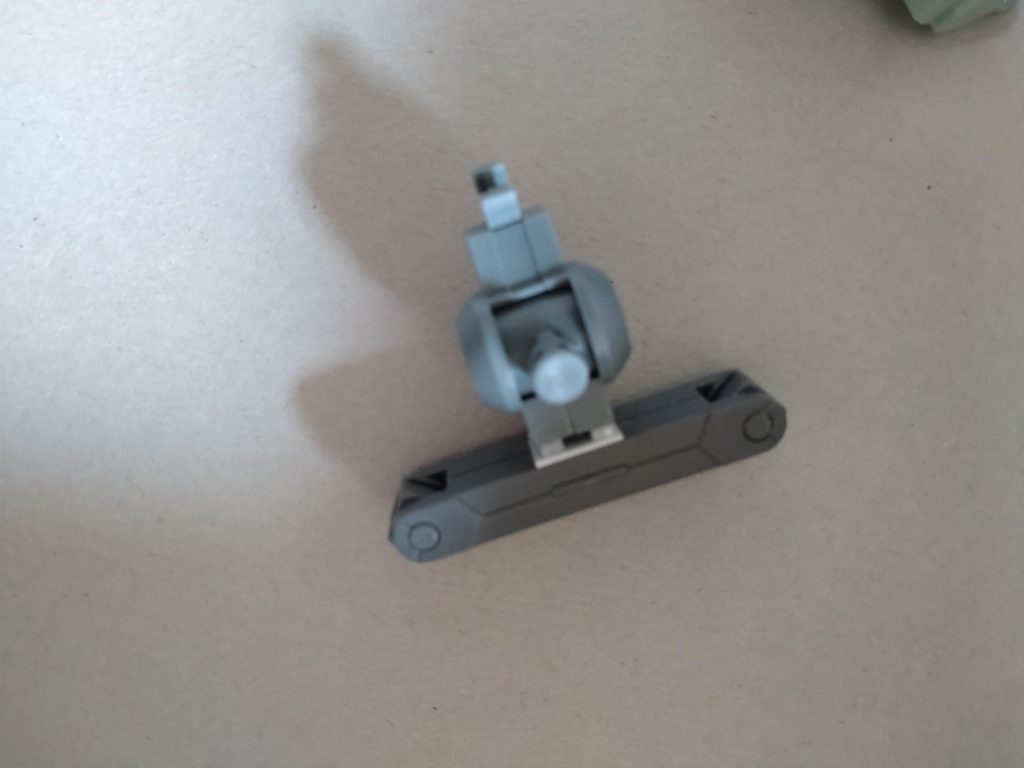 腰の後ろにマウンタを取り付け。アームパーツを元にしました。