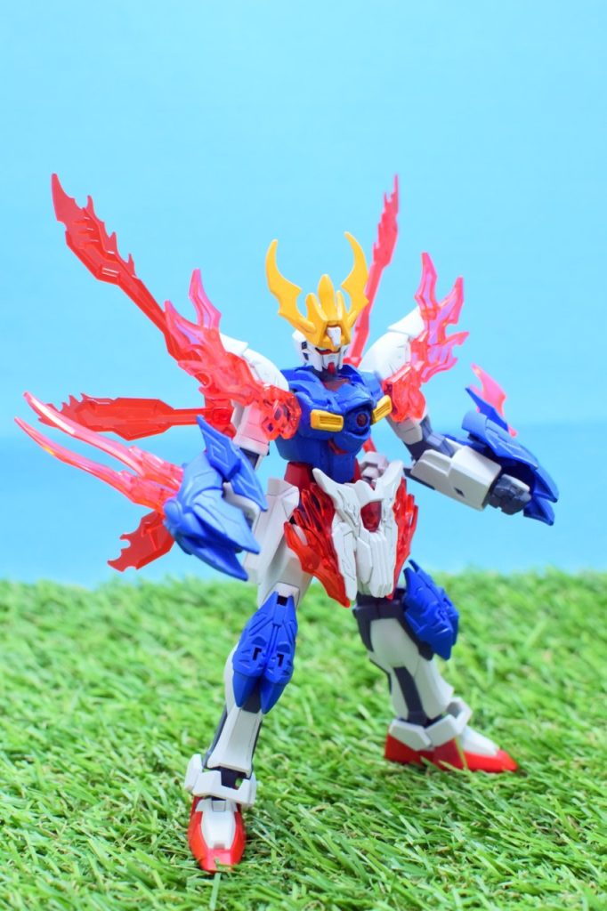 スーパーモード素立ち。手甲は爪側を前側に転回しクリアーパーツを取り付け、背部のエネルギー発生装置も展開させます。