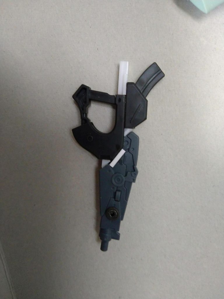 ビームライフル。キットのビームガンを30MMのパーツとプラ材で改造しました。