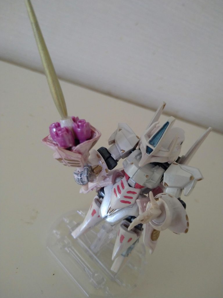 手持ち武器はコンバージキュベレイとモビリティジョイントローゼンズールのローズビットで作成しました。ビームサーベルにもなります。